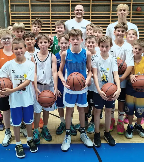 Gruppenbild mit Sebastian Käferle, Noam Tomisser und 17 Kindern