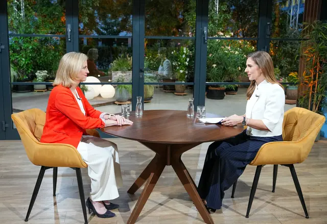 Meinl-Reisinger (l.) im Gespräch mit "ORF"-Moderatorin Simone Stribl. | Foto: ORF/Roman Zach-Kiesling