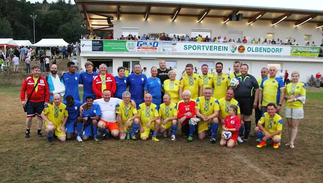 Das Benefiz-Länderspiel Österreich gegen Slowenien war ein großartiger Erfolg für kriegsbetroffene Kinder in der Ukraine. Pfarrer Zdravko Gašparić, Bürgermeister Bernd Strobl und Sandra Krammer organisierten dieses sportliche Event vorbildlich. | Foto: Peter Seper