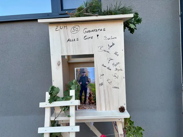 DIe zwölf Assistentinnen gratulierten mit Hochstand und Rehkostüm. | Foto: Markus Kahrer / MeinBezirk