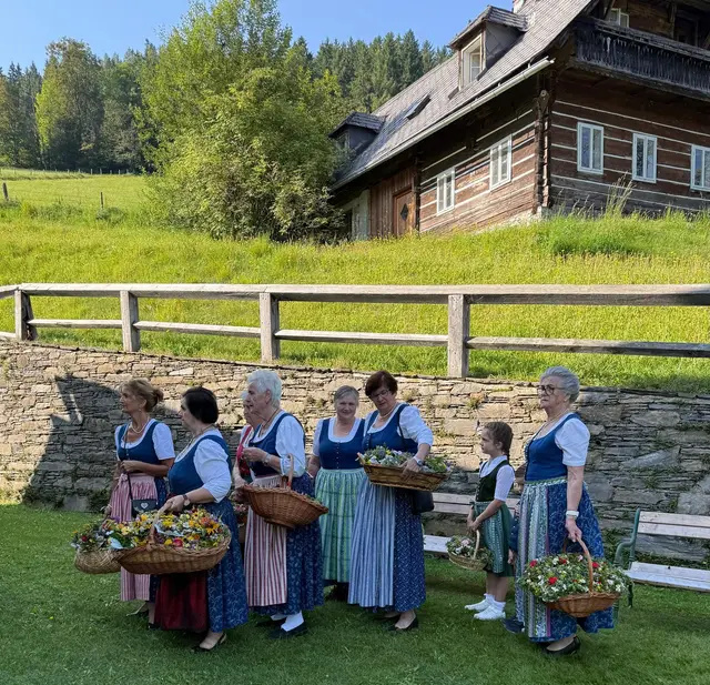 Die Brauchtumsgruppe verkauft die Kräutersträußchen gegen eine freiwillige Spende. | Foto: Privat