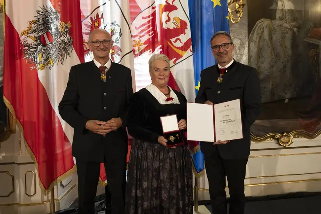 Johanna Kob aus Uderns wurde für ihre langjährige Brauchtumspflege im Zillertal geehrt.  | Foto: Land Tirol/Sedlak