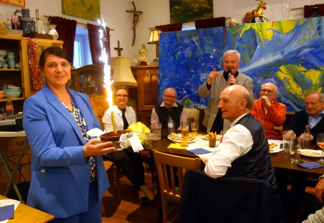 Gemeinderätin Barbara Probst (links) baute auch die Ortsgruppe Kierlinge der NÖ Senioren auf, die bereits bei ihrer ersten Geburtstagsfeier (Bild) über 200 Mitglieder zählte. Um die Ortsgruppe wird sich Probst als Obfrau auch weiter kümmern. | Foto: Hans Ludwig