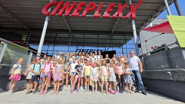 Große Freude bei den Kindern: Bürgermeister Christoph Meisinger organisierte zusätzlich zum umfangreichen Ferienangebot der Gemeinde einen gemeinsamen Kinonachmittag mit 57 Kindern. | Foto: Gemeinde Engerwitzdorf