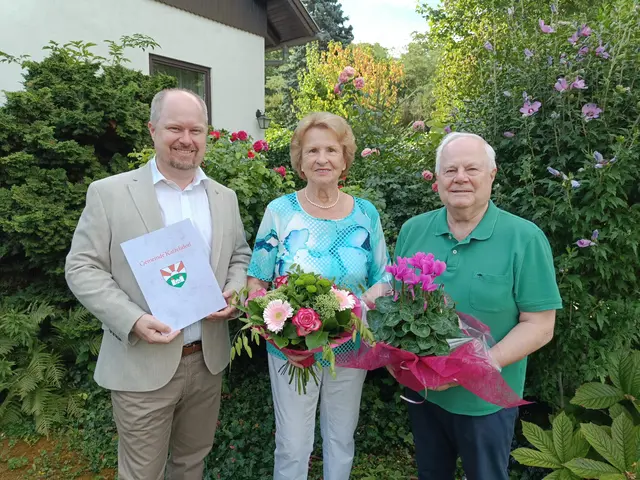 Gerlinde Draxler (85) mit Bgm. Michael Nistl und Obmann der NÖ Senioren Johann Nistl. | Foto: Gemeinde Katzelsdorf