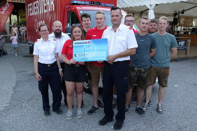 Landjugend Krumbach überreichte dem Kommandanten eine großzügige Spende in Höhe von 1.000 Euro. | Foto: FF Krumbach