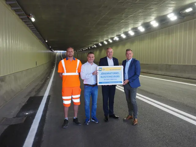 Die Generalsanierung des Johannatunnel ist abgeschlossen: Jürgen Traxler (Straßenmeisterei Tulln), Landtagsabgeordneter Andreas Bors (in Vertretung von LH-Stv. Udo Landbauer, FPÖ) Rainer Irschik (NÖ Straßenbaudirektor) und Bürgermeister und Landtagsabgeordneter Christoph Kaufmann (ÖVP). | Foto: Land NÖ, Schodl