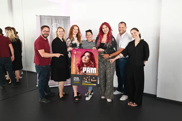 Foto: Die Vorfreude auf das Jubiläumskonzert ist groß. Von links: Amtsleiter Georg Hahn, Vizebürgermeisterin Karin Grünberger, Denise Frischeisen, Alexandra Golda, Musikerin PÄM, Bürgermeister Christoph Haselsteiner und Franziska Felber.