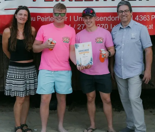 16 begeisterte Mannschaften beim Beach-Volleyballturnier in Pabneukirchen.  | Foto: Marlene Kastenhofer