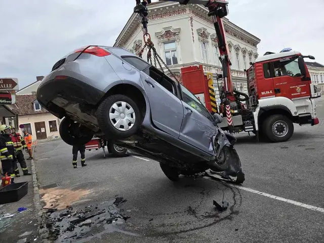 Die Feuerwehr transportierte das Auto ab. | Foto: Markus Hackl