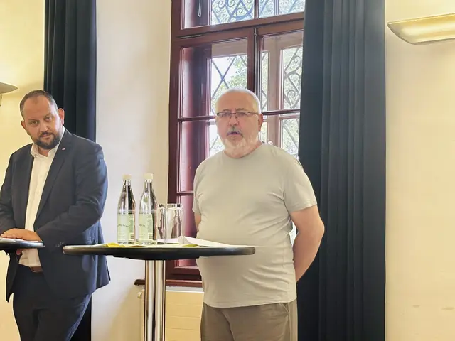 Bürgermeister Christoph Grassmugg und Obmann des Umweltausschusses Werner Kammel (v. l.) stellen das Projekt vor. | Foto: meinBezirk/Barbara Wukovits