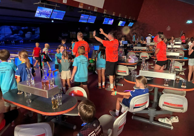 Am Donnerstag ging es zum gemeinsamen Besuch ins Centertainment Leoben. | Foto: Handball Sportunion Leoben