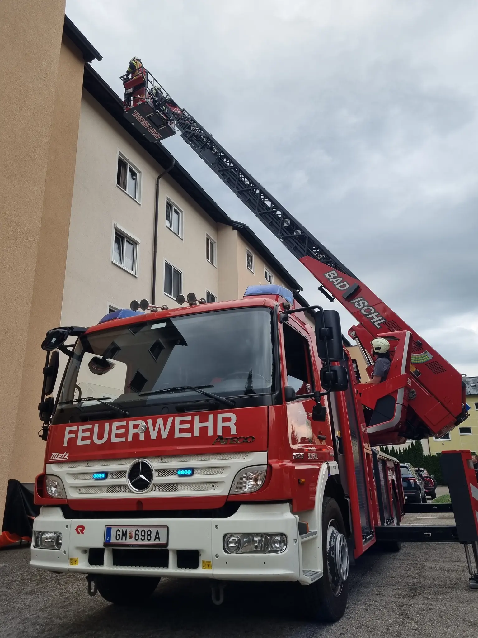 Rettungsaktion in Bad Ischl: Drehleiter im Einsatz, um Zugang zu ...