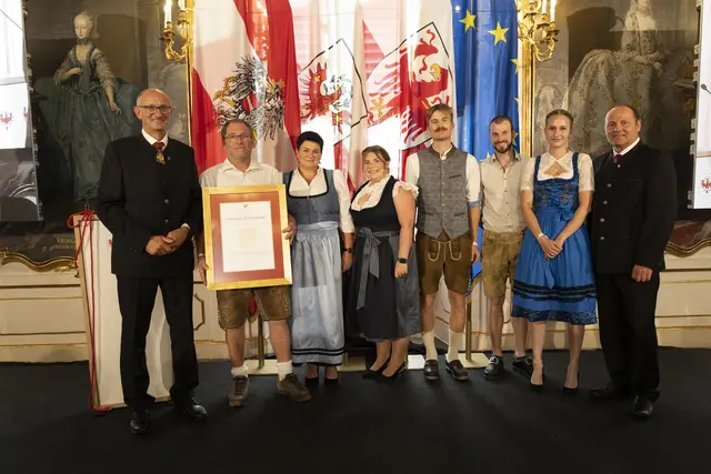 Familie Schöser aus Weerberg vom Hof „Scheiber am Innerberg“ wurde der Ehrentitel „Erbhof“ verliehen. | Foto: Land Tirol/Sedlak