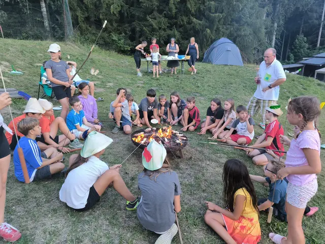 Die Kinder beim kleinen Lagerfeuer