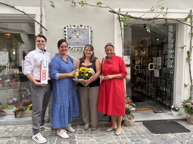 WKO Obmann Thomas Hagmann, Sonja Hockauf-Bartaschek (ÖVP) und Susanne Rosenkranz (FPÖ) gratulierten Inhaberin Lisa Wurmauer (2.v.re.) zur Eröffnung. | Foto: Jeannine Würfl