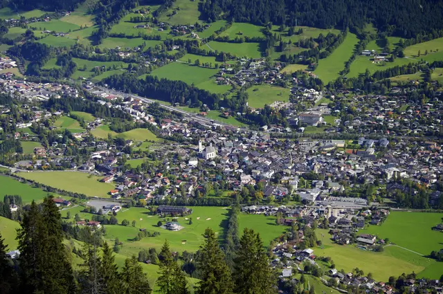 Auf der Hornkreuzung in Kitzbühel wurde am 18. August eine Frau von einem Pkw erfasst und schwer verletzt. | Foto: smarterpix/Alpenfee