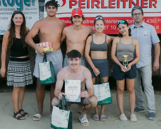 16 begeisterte Mannschaften beim Beach-Volleyballturnier in Pabneukirchen. Platz 2 ging an die Mannschaft mit Spielern aus Perg, Ried in der Riedmark, Klam, Linz.  | Foto: Marlene Kastenhofer