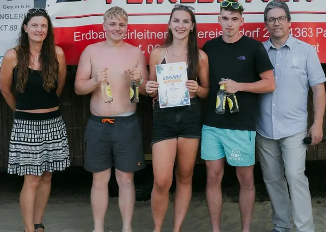 16 begeisterte Mannschaften beim Beach-Volleyballturnier in Pabneukirchen.  | Foto: Marlene Kastenhofer