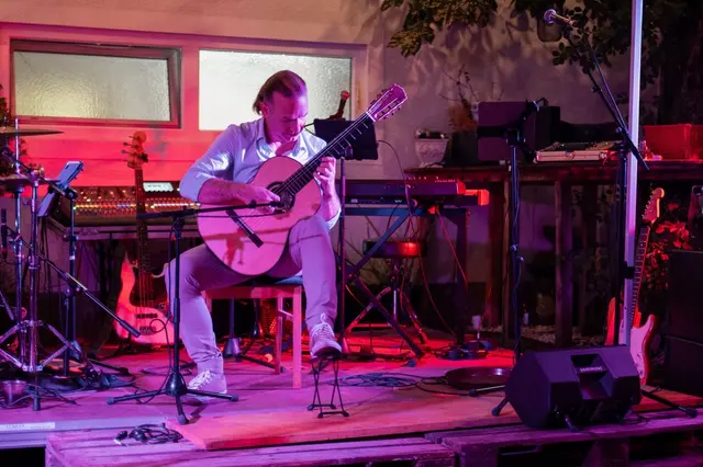 Marco Tamayo griff spontan zur Gitarre und sorgte beim Kreuzwirt in St. Ulrich für stürmischen Applaus. | Foto: Alexander Wieselthaler