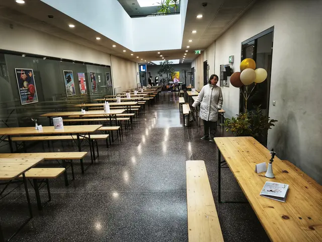 Bei Regenwetter wird in das Café und den großen Gang ausgewichen