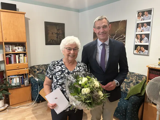 Jubilarin Maria Lauermann freute sich über Glückwünsche von Philipp Gruber. | Foto: Stadt Wiener Neustadt