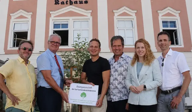 Von links: Stadtrat Klaus Fürst-Elmecker (Die Grünen), Bürgermeister Christian Gratzl (SPÖ), Initiator Wolfgang Roth (Pfarre Freistadt), Stadtrat Rainer Widmann (Wiff), Vizebürgermeisterin Johanna Jachs (ÖVP) und Stadtrat Harald Schuh (FPÖ). | Foto: Stadtgemeinde Freistadt