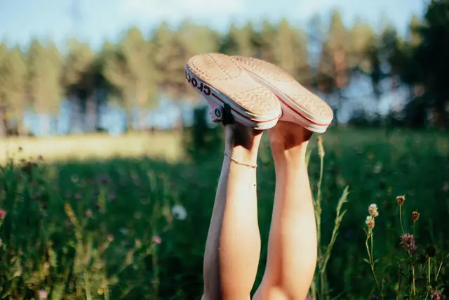 Hoch die Beine: Das verringert Stauungen. | Foto: unsplash / Klara Kulikova