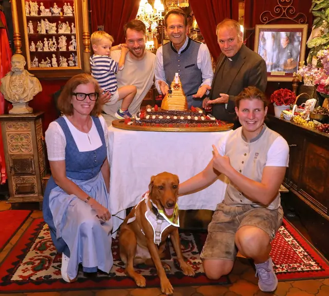 Hinten: Andreas Onea mit Sohn Eliam, Alexander J. Rüdiger, Militärdekan Alexander Wessely
Vorne: Petra und Babsi Aigner mit ihrem Blindenhund Charly | Foto: Conny de Beauclair
