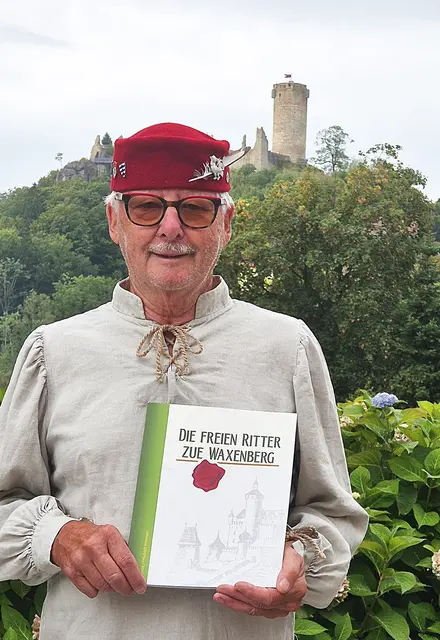 Friedrich Wimmer veröffentlichte zum 20-jährigen Bestehen der „Freien Ritter zue Waxenberg“ ein neues Buch. | Foto: Wimmer