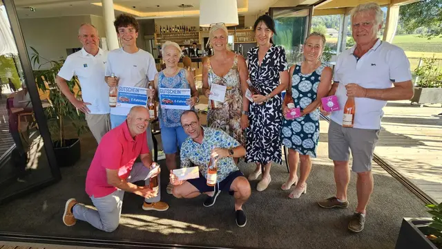 Hinten: Christian Reisinger (Präsident Golf Regau Attersee - Traunsee), Michael Pöltner (Gemeindemeister), Ruth Hemetsberger-Lehner (Gemeindemeisterin), Monika Weber, Andrea Pöltner, Margit Lenglachner und Franz Müller (v.l.). 
Vorne: Friedrich Lenglachner, Christian Hemetsberger (v.l.). | Foto: Golf Regau