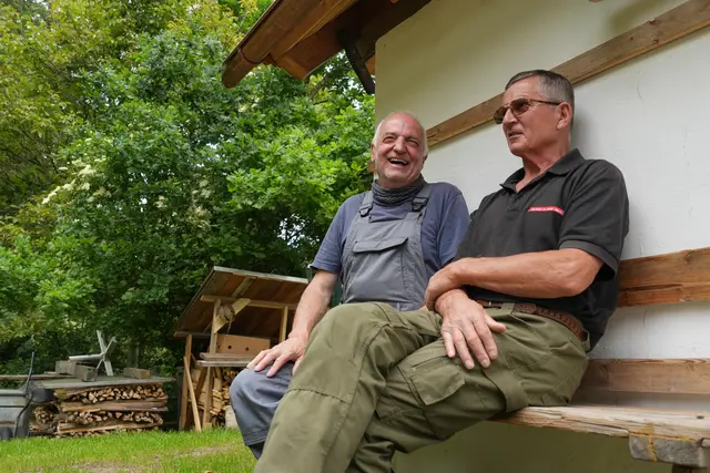 Peter Moser (li.) und einer seiner Mitstreiter, Hans König, halten hier gerade inne am Bankerl beim Brotbackofen in Thomatal. | Foto: MeinBezirk / Stefan Schubert