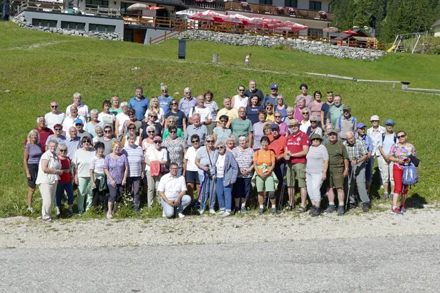 Gruppenfoto der Reisegruppe sowie ein Foto mit dem zuständigen Ausschuss (Vorsitzender STR Martinetz) sowie STRin Annemarie Mitterlehner. | Foto: GM Lilienfeld