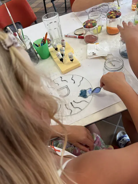 Die Kinder machen es gekonnt nach. | Foto: Lauren Fahrenberger / MeinBezirk