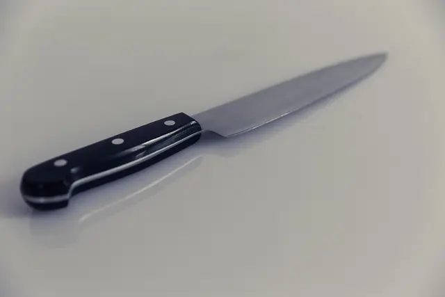 Mit einem Küchenmesser verletzte der 46-Jährige den 47-Jährigen am Hals. | Foto: Symbolbild: pixabay