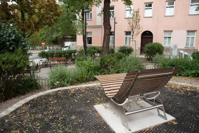 Der Heinz-Jerabek-Platz wurde jüngst neu gestaltet und um Sitzgelegenheiten und Bäume erweitert. | Foto: Sade Jerabek/MeinBezirk