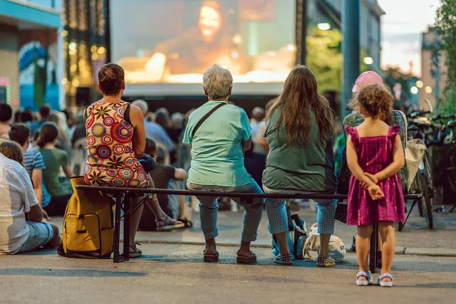 Für die Filmvorführung kann man einfach vorbeikommen - wie hier etwa am Yppenplatz. | Foto: Verein VOLXkino/Stefan Dworak