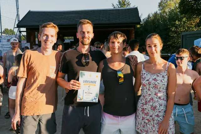 16 begeisterte Mannschaften beim Beach-Volleyballturnier in Pabneukirchen. Siegerteam Linz-Salzburg.  | Foto: Marlene Kastenhofer
