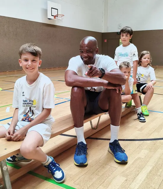 Jason Johnson leitete das Camp und hatte viel Spaß mit den Kindern | Foto: Young Gunners