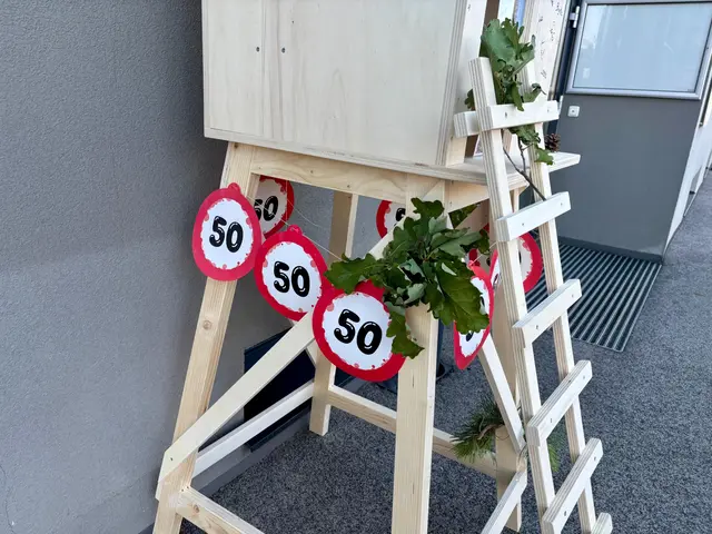 DIe zwölf Assistentinnen gratulierten mit Hochstand und Rehkostüm. | Foto: Markus Kahrer / MeinBezirk