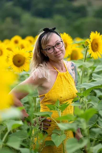 Fotograf Harald Haselsteiner aus Perwarth hat Verena Schnakl in einem Sonnenblumenfeld abgelichtet. | Foto: Harald Haselsteiner/hasisfotos.at