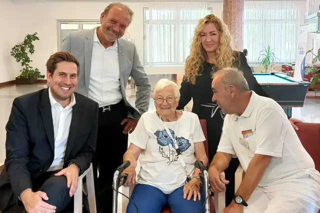 .l.n.r. Staatssekretär Alexander Pröll; Andreas Herz, Obmann Pensionsversicherung, Annemarie Voggenberger, Patientin PV Reha-Zentrum Laab im Walde; Canan Aytekin, Generaldirektor-Stellvertreterin Pensionsversicherung; Michael Bauch, AKHM, Pflegedienstleitung PV Reha-Zentrum Laab im Walde. | Foto: Karin Moitzi-Eibler
