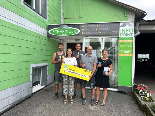 Die Mitarbeiter von Scharinger Bau in Sarleinsbach kamen in den Genuss einer kühlen Erfrischung, die der ÖAAB sponserte. AK-Rätin Nicole Hazod (r.) und ÖAAB-Ortsgruppenobmann Siegfried Ehrengruber (2. v.r.). | Foto: ÖAAB