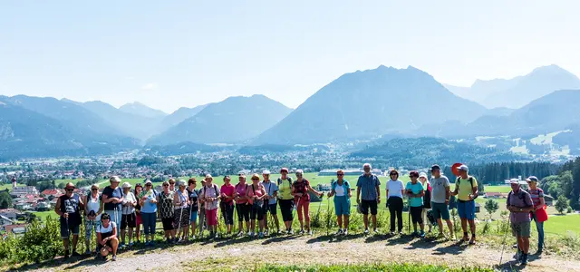 Bei herrlichem Sommerwetter fanden sich zahlreiche Senioren zum Bezirkswandertag in Höfen ein. | Foto: Robert Klar