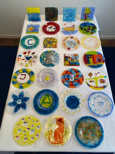 25 Kinder konnten diesen Sommer bei Aline Berthold im "Glasatelier an der Burg" ein Kunstwerk aus Glas erschaffen. | Foto: Aline Berthold