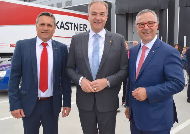 Christof Kastner (re.), geschäftsführender Gesellschafter der Kastner Gruppe kritisiert die geplante Einführung einer Lkw-Maut auf Burgenlands Landesstraßen.  | Foto: Elisabeth Kloiber