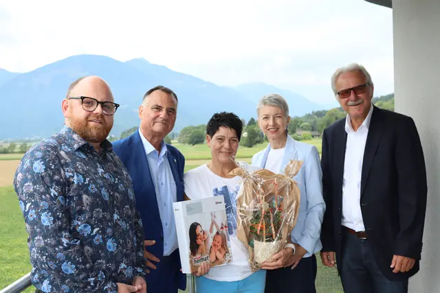 Bürgermeister Simon Pleschberger (SPÖ), meine-Heimat-Vorstand Helmut Kusternig, Mieterin Kerstin Jahn und Wohnbaureferentin Gaby Schaunig bei der feierlichen Schlüsselübergabe in Lendorf | Foto: meinbezirk.at/Alen Grabic