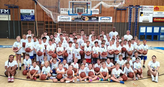 Gruppenfoto mit 80 Kindern und den Trainern