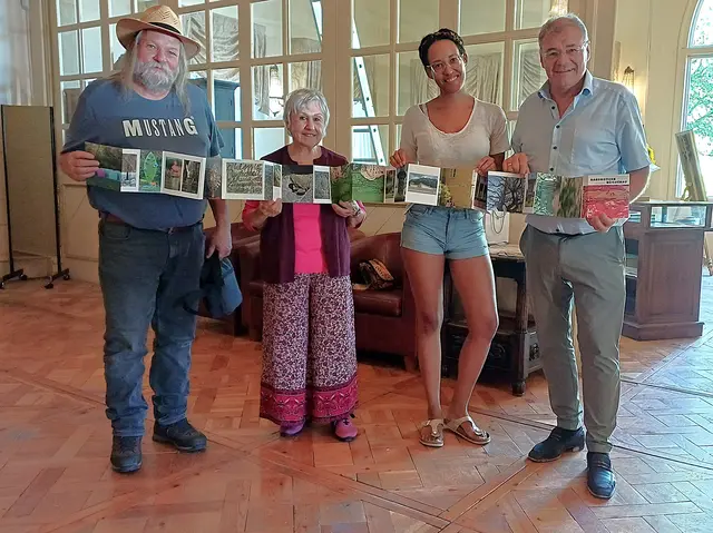 Bildhauer Peter Berger, Künstlerin Greta Znojemsky, Debby reiste aus Bayern an, und Schlossherr Christian Blazek (v.l.) mit dem druckfrischen Leporello.  | Foto: soko.at