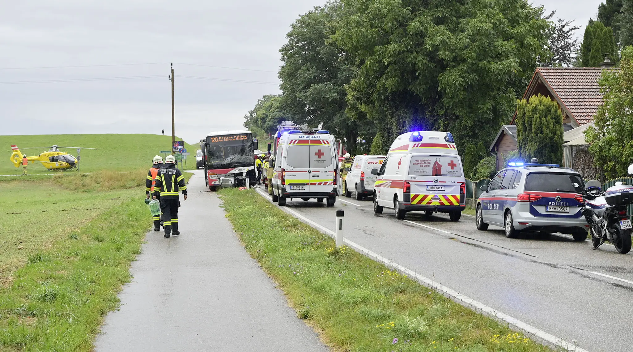 19-Jähriger schwer verletzt: Unfall mit Postbus und drei Autos in Palting ...